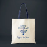 Happy Hanukkah Jewish Holiday menorah Brauch Tragetasche<br><div class="desc">Happy Hanukkah jüdischen Urlaub menorah Custom Leinwand Tasche. Individuelle Geschenkidee für Ansammlung,  Wiedersehen-Party,  Feiern und vieles mehr. Blau-weiße Gestaltung mit religiöser Ikone.</div>
