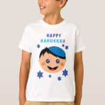 Happy Hanukkah, Junge mit Yarmulke T-Shirt<br><div class="desc">Happy Hanukkah mit jüdischem Jungen in blauem Yarmulke. Blaue Sterne von David im Hintergrund. Als Geschenk für Kinder während Hanukkah tragen. Herzlichen Glückwunsch Hanukkah!</div>