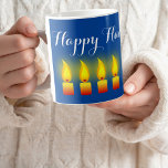 Happy Hanukkah Kaffeetasse<br><div class="desc">Symbolisieren Sie das Wunder von Hanukkah: Unser Design zeigt die neun Kerzen, symbolisiert das Wunder von Hanukkah. Das helle Flammen-Set gegen das tiefe königsblaue ist eine visuelle Darstellung der Freude und des Lichts, das dieser Urlaub mit sich bringt. Acht Kerzen symbolisieren die Anzahl der Tage, an denen die Laterne des...</div>