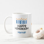 Happy Hanukkah Kids Adorable Name Tasse<br><div class="desc">Personalisiere es! Zweiseitig bedruckt mit dieser Adorable Kids Happy Hanukkah Tasse mit Name Personalisierung. Mikrowellen- und spülmaschinenfest. Für 11 oz Tasse / 15 oz Tasse ist ebenfalls erhältlich.</div>