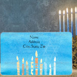 Happy Hanukkah Menorah Adressaufkleber<br><div class="desc">Feiern Sie acht Tage und acht Nächte des Festivals der Lichter mit Hanukkah-Karten und Geschenken. Das Lichterfest ist hier. Lächle die Menorah,  spiele mit dem dreiel und feiere auf Latkes und Sufganiyots. Feiern Sie den Geist von Hanukkah mit Freunden,  Familie und Lieben,  indem Sie ihnen Happy Hanukkah wünschen.</div>