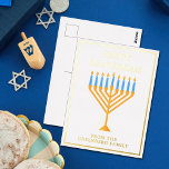 Happy Hanukkah Menorah Chic Personalisiert Gold Folien Feiertagspostkarte<br><div class="desc">Niedliche Hanukkah Postkarte in eleganter Goldfolie für eine jüdische Familie oder ein Chanukah Party mit Synagoge. Personalisieren Sie mit Ihrem eigenen Nachnamen oder Gruppendaten unter der hübschen blauen Menorah.</div>