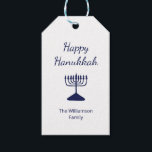 Happy Hanukkah Menorah einfache Geschenk Tags Geschenkanhänger<br><div class="desc">Happy Hanukkah Holiday Geschenk-Tag,  mit einem einfachen blauen Menorah und Skript typografie-Design. Mit anpassbarer Schrift können Sie Ihre eigenen Informationen hinzufügen. Ein festlicher Weg,  um besondere Geschenke in dieser Ferienzeit zu versenden.</div>