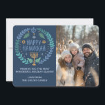 Happy Hanukkah Menorah Handgezeichnetes CUSTOM FOT Feiertagskarte<br><div class="desc">Sweet HANUKKAH themed Kranz zeichn, jemandem einen schönen Urlaub zu wünschen! Gib dein eigenes Foto! Klicken Sie auf "Personalisieren", um Ihr eigenes Foto hinzuzufügen. Sie können auch Text auf der Vorder- oder Rückseite hinzufügen. Karo in meinem Shop für weitere Optionen. Auch als digitaler Download verfügbar, um sofort per E-Mail oder...</div>