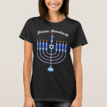 Happy Hanukkah Menorah Juden jüdischen Niedlichen  T-Shirt<br><div class="desc">Zeigen Sie der Welt Ihren Hanukah-Stolz mit einem zeitgenössischen,  niedlichen jüdischen T - Shirt-Design von PopQTstudio. Dieses Tee zeichnet sich durch ein spielerisches Design einer Menorah aus,  überragt von fröhlichen Kawaii Kerzen. Ein tolles Geschenk für Ihre jüdischen Freunde und Familie.</div>