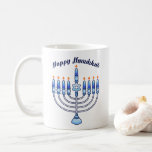 Happy Hanukkah Menorah jüdische Niedliche Kerzen Kaffeetasse<br><div class="desc">Zeigen Sie der Welt Ihren Hanukah-Stolz mit einem zeitgenössischen,  niedlichen jüdischen Kaffee-Tasse-Design von PopQTstudio. Diese Tasse zeichnet sich durch ein spielerisches Design einer Menorah aus,  überragt von fröhlichen Kawaii Kerzen. Ein großartiges Geschenk für jüdische Freunde und Familie.</div>