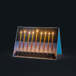 Happy Hanukkah Menorah Miracle Card Karte<br><div class="desc">Diese Hanukkah-Karte für das Festival der Lichter zeigt ein originelles Foto einer Menorah mit 8 brennenden Kerzen auf der Vorderseite, einen individuellen Gruß auf der Innenseite und das Gebet phonetisch auf der Rückseite.</div>