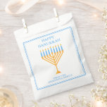 Happy Hanukkah Menorah Niedliches Custom Party Geschenktütchen<br><div class="desc">Niedliche Happy Hanukkah Gastgeschenk Tasche für eine jüdische Familie oder ein Chanukah Party mit einer Synagoge. Personalisieren Sie mit Ihrem eigenen Nachnamen oder Gruppendaten in blau unter der hübschen Goldmenorah in blauem Skript.</div>