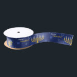 Happy Hanukkah Menorah Satinband<br><div class="desc">.Feiern Sie acht Tage und acht Nächte des Festivals der Lichter mit Hanukkah-Karten und Geschenken. Das Lichterfest ist hier. Lächle die Menorah,  spiele mit dem dreiel und feiere auf Latkes und Sufganiyots. Feiern Sie den Geist von Hanukkah mit Freunden,  Familie und Lieben,  indem Sie ihnen Happy Hanukkah wünschen.</div>