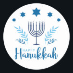 Happy Hanukkah Menorah Stars Runder Aufkleber<br><div class="desc">Happy Hanukkah Aufkleber sind großartig zu verwenden auf Schreibwaren und Geschenke. Diese Happy Hanukkah Aufkleber verfügen über eine 7-Achter-Menorah,  Chanukkiah,  mit blauen Sternen,  Olivenzweigen und anderen Elementen in hell und dunkelblau.</div>