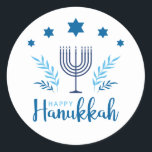 Happy Hanukkah Menorah Stars Runder Aufkleber<br><div class="desc">Happy Hanukkah Aufkleber sind großartig zu verwenden auf Schreibwaren und Geschenke. Diese Happy Hanukkah Aufkleber verfügen über eine 7-Achter-Menorah,  Chanukkiah,  mit blauen Sternen,  Olivenzweigen und anderen Elementen in hell und dunkelblau.</div>