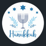 Happy Hanukkah Menorah Stars Runder Aufkleber<br><div class="desc">Happy Hanukkah Aufkleber sind großartig zu verwenden auf Schreibwaren und Geschenke. Diese Happy Hanukkah Aufkleber verfügen über eine 7-Achter-Menorah,  Chanukkiah,  mit blauen Sternen,  Olivenzweigen und anderen Elementen in hell und dunkelblau.</div>