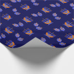 Happy Hanukkah. Menorah und Dreidels Gift Geschenkpapier<br><div class="desc">Happy Hanukkah. Menorah und Dreidels entwerfen Geschenkpapier. Matching Karten und Geschenke verfügbar in der jüdischen Ferien / Hanukkah Kategorie unseres Stores.</div>