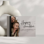 Happy Hanukkah Minimalistische Familiennamen Foto<br><div class="desc">Diese moderne Hanukkah-Karte zeichnet sich durch ein vollflächiges Foto-Design mit minimalem Typografie-Overlay aus und schafft einen eleganten und stilvollen Urlaubsgruß. Der Text ist perfekt,  um Ihr Lieblingsstift zu präsentieren. Er fügt Ihren Hanukah-Wünschen eine zeitgemäße Touch hinzu.</div>