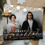 Happy Hanukkah Modern Handwriting Script Foto Feiertagskarte<br><div class="desc">Eine schlichte und moderne Urlaubskarte mit einem vollen Foto und einem "Happy Hanukkah"-Gruß in einer trendigen, weißen Kalligraphie-Handschrift am unteren Rand eines Foto-Overlays mit schwarzem Gradienten. Ein geometrischer Stern eines dunkelblauen Musters auf einem neutralen taupe Hintergrund füllt die Rückseite der Karte. Entworfen / Original-Kunstwerk von fat*fa*tin. Einfach mit eigener Textnachricht,...</div>
