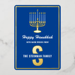 Happy Hanukkah Monogram Familienname Menorah Candl Folien Feiertagskarte<br><div class="desc">Es ist wieder diese Jahreszeit. Ein einfaches,  minimalistisches Monogramm-Design für Fans der Feriensaison,  um Grüße und Segnungen an Familie und Freunde zu senden. Der stylische typografische Text ist anpassbar und kann mit Ihrer eigenen,  individuellen Nachricht personalisiert werden. Das moderne Foto-Design gehört zu Ihren Wünschen. Happy Hanukka!</div>