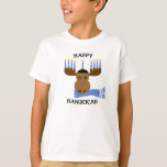 Happy Hanukkah Moose Menorah T-Shirt<br><div class="desc">Mit diesem niedlichen Shirt,  das einen Elch mit Menorah und Schal darstellt,  verleihen Sie Ihrem Festival ein wenig Lustigkeit!</div>
