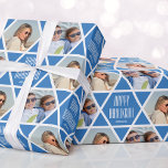 Happy Hanukkah Name & Fotos Star Pattern Blau Geschenkpapier<br><div class="desc">Machen Sie Ihr Hanukkah-Geschenk mit diesem personalisierten Fest-Verpackungspapier ganz besonders. Mit zwei Ihrer Lieblings-Fotos gerahmt in einem nahtlosen Sternmuster. Einfach durch Ihren eigenen Gruß und Namen ersetzen. Dieses vielseitige Design ist perfekt für viele verschiedene Anlässe wie Hanukkah, Geburtstage, Ferien, neue Zuhause und mehr! Die Farbe ist in Blau und Weiß...</div>