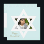 Happy Hanukkah Niedlich Blue One Foto Karte<br><div class="desc">Eleganter hellblauer Hintergrund. Personalisieren Sie es mit einem beliebten Foto, und passen Sie es mit einer persönlichen Nachricht und Signoff an.</div>