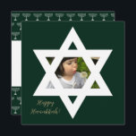 Happy Hanukkah Niedliches Foto Karte<br><div class="desc">Eleganter Pine Green Hintergrund. Personalisieren Sie es mit einem bevorzugten Foto, und passen Sie mit einer persönlichen Nachricht und Signoff.</div>