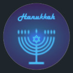 Happy Hanukkah Party Schöne Dekoration Runder Aufkleber<br><div class="desc">Happy Hanukkah Party Schöne Dekoration,  jüdischer Urlaub,  klassischer Rundaufkleber. Jüdischer Holiday Hanukkah Hintergrund mit traditionellen Chanukah Symbole - Menorah,  Kerzen,  Stern von David und leuchtende Licht Tapete Muster. Hanukkah Festival Event Dekoration. Jerusalem,  Israel. Party- und Handwerksartikel > Geschenkartikel > Aufkleber und Etiketten</div>