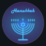 Happy Hanukkah Party Schöne Dekoration Runder Aufkleber<br><div class="desc">Happy Hanukkah Party Schöne Dekoration,  jüdischer Urlaub,  klassischer Rundaufkleber. Jüdischer Holiday Hanukkah Hintergrund mit traditionellen Chanukah Symbole - Menorah,  Kerzen,  Stern von David und leuchtende Licht Tapete Muster. Hanukkah Festival Event Dekoration. Jerusalem,  Israel. Party- und Handwerksartikel > Geschenkartikel > Aufkleber und Etiketten</div>