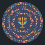 Happy Hanukkah Party Schöne Dekoration Runder Aufkleber<br><div class="desc">Happy Hanukkah Party Schöne Dekoration,  jüdischer Urlaub,  klassischer Rundaufkleber. Jüdischer Holiday Hanukkah Hintergrund mit traditionellen Chanukah-Symbole - Holzdreigel (Kreisel),  Donuts,  Gold Menorah,  Kerzen,  Stern von David und leuchtende Licht Wallpaper Muster. Hanukkah Festival Event Dekoration. Jerusalem,  Israel. Party- und Handwerksartikel > Geschenkartikel > Aufkleber und Etiketten</div>