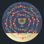 Happy Hanukkah Party Schöne Dekoration Runder Aufkleber<br><div class="desc">Happy Hanukkah Party Schöne Dekoration,  jüdischer Urlaub,  klassischer Rundaufkleber. Jüdischer Holiday Hanukkah Hintergrund mit traditionellen Chanukah-Symbole - Holzdreigel (Kreisel),  Donuts,  Gold Menorah,  Kerzen,  Stern von David und leuchtende Licht Wallpaper Muster. Hanukkah Festival Event Dekoration. Jerusalem,  Israel. Party- und Handwerksartikel > Geschenkartikel > Aufkleber und Etiketten</div>