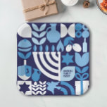 Happy Hanukkah Personalisiert Moderne Menorah & St Pappteller<br><div class="desc">Dress up your family or office Hanukkah / Chanukah Party mit personalisierten Hanukkah / Chanukah modernen geometrischen Muster Teller. Menorah, Dreidel, Donuts, Stars & Olivenöl... Jewish Hanukkah Symbols Space um Ihren personalisierten Text hinzuzufügen. Alles Gute wünscht Hanukkah. Dieses hochklassige, moderne Aussehen ist ein großartiger Weg, um Freunden, Familie und Kunden,...</div>