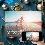 Happy Hanukkah Retro Type Simple Holiday Foto Feiertagskarte<br><div class="desc">Passen Sie Ihre Foto- und Backerfarbe an,  diese hat eine Marine zurück mit schneebedeckten Polka Punkten. "Happy Hanukkah" Gruß.</div>