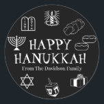 Happy Hanukkah Schwarz-weiße individuelle Name-Ges Runder Aufkleber<br><div class="desc">Happy Hanukkah,  passen Sie das Familiennamensgeschenk für Aufkleber Happy Hanukkah,  Happy Chanukah,  Hanukkah Sameach!,  Chag Sameach!,  Chag Urim Sameach! Schwarz und Weiß</div>