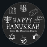 Happy Hanukkah Schwarz-weiße individuelle Name-Ges Runder Aufkleber<br><div class="desc">Happy Hanukkah,  passen Sie das Familiennamensgeschenk für Aufkleber Happy Hanukkah,  Happy Chanukah,  Hanukkah Sameach!,  Chag Sameach!,  Chag Urim Sameach! Schwarz und Weiß</div>