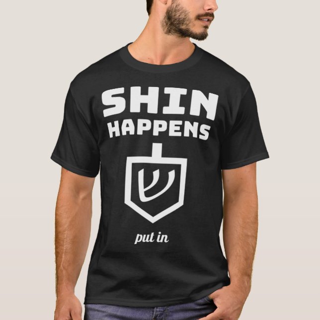 Happy Hanukkah Shin Happens T-Shirt (Vorderseite)