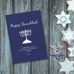 Happy Hanukkah Simple Menorah Blue<br><div class="desc">Happy Hanukkah Blue Holiday Grußkarte,  mit einer einfachen weißen menorah und Schrift typografisches Design. Mit einer weißen,  anpassbaren Schrift können Sie Ihre eigenen Informationen hinzufügen. Ein festlicher Weg,  gute Wünsche an Freunde und Liebende zu senden.</div>