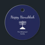 Happy Hanukkah Simple Menorah Blue Geschenkanhänger<br><div class="desc">Happy Hanukkah Blue Holiday Party Gunst Tag,  mit einem einfachen weißen menorah und Schrift Typografie Design. Mit einer weißen,  anpassbaren Schrift können Sie Ihre eigenen Informationen hinzufügen. Eine festliche Art,  mit Freunden und Lieben zu feiern.</div>