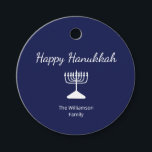 Happy Hanukkah Simple Menorah Blue Geschenkanhänger<br><div class="desc">Happy Hanukkah Blue Holiday Party Gunst Tag, mit einem einfachen weißen menorah und Schrift Typografie Design. Mit einer weißen, anpassbaren Schrift können Sie Ihre eigenen Informationen hinzufügen. Eine festliche Art, mit Freunden und Lieben zu feiern.</div>