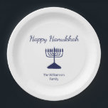 Happy Hanukkah Simple Menorah Blue Pappteller<br><div class="desc">Happy Hanukkah Holiday Party Papier Platte,  mit einer einfachen blauen Menorah und Schrift Typografie Design. Mit blau anpassbarer Schrift können Sie Ihren eigenen Text hinzufügen. Eine festliche Art,  mit Freunden und Lieben zu feiern.</div>