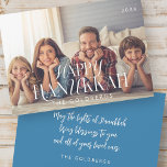 Happy Hanukkah Simple Modern Chic Family Foto Feiertagskarte<br><div class="desc">Design besteht aus einem einfachen Hintergrund mit eleganter Typografie. Fügen Sie Ihren Familiennamen,  Ihren Gruß,  Ihre Fotos und das Jahr hinzu</div>