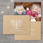 Happy Hanukkah Simple Modern Menorah One Foto Folienkarte<br><div class="desc">Wünschen Sie Familie und Freunden die einfachen Geschenke von Licht und Liebe für die Hanukka mit einem eleganten Foto gefaltet Karte. Der gesamte Text auf dieser Vorlage (einschließlich "Happy Hanukkah" auf der Vorderseite) ist einfach mit jeder Formulierung anzupassen. Die natürliche, weiße und silberne Optik besticht durch moderne minimalistische Typografie, eine...</div>