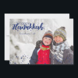 Happy Hanukkah Snow Bubbles Holiday Foto Card Feiertagskarte<br><div class="desc">Die stilvolle und niedliche Happy Hanukkah Snow Bubbles Holiday Foto Card ist perfekt für alle Ihre Freunde und Familie in dieser Feriensaison. Passen Sie den Text mit Ihrem Familiennamen und dem Jahr an und tauschen Sie das Bild gegen ein Foto Ihrer Kinder,  Haustiere oder der ganzen Familie aus.</div>