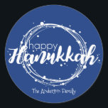 Happy Hanukkah Snow Bubbles Sticker-Geschenk-Tag Runder Aufkleber<br><div class="desc">Niedliche und stilvolle Happy Hanukkah Snow Bubbles Sticker Tag ist perfekt für Ihren Urlaub Geschenk Bedürfnisse. Es gibt andere Produkte,  die wir haben,  die zu diesem Design passen.</div>