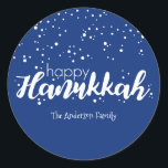 Happy Hanukkah Snow Bubbles Sticker-Geschenk-Tag Runder Aufkleber<br><div class="desc">Niedliche und stilvolle Happy Hanukkah Snow Bubbles Sticker Tag ist perfekt für Ihren Urlaub Geschenk Bedürfnisse. Es gibt andere Produkte,  die wir haben,  die zu diesem Design passen.</div>