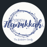 Happy Hanukkah Snow Bubbles Sticker-Geschenk-Tag Runder Aufkleber<br><div class="desc">Niedliche und stilvolle Happy Hanukkah Snow Bubbles Sticker Tag ist perfekt für Ihren Urlaub Geschenk Bedürfnisse. Es gibt andere Produkte,  die wir haben,  die zu diesem Design passen.</div>