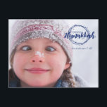 Happy Hanukkah Snow Bubbles Wreath Foto Postkarten<br><div class="desc">Stilvolle und niedliche Happy Hanukkah Snow Bubbles Wreath Holiday Foto Postkarten sind perfekt für alle Ihre Freunde und Familie in dieser Ferienzeit. Passen Sie den Text mit Ihrem Familiennamen und dem Jahr an und tauschen Sie das Bild gegen ein Foto Ihrer Kinder,  Haustiere oder der ganzen Familie aus.</div>