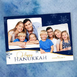 Happy Hanukkah Snowflakes 2 Fotos Hanukkah Feiertagskarte<br><div class="desc">Diese Hanukkah Fotokarte bietet ein einfaches Design mit 2 Fotos und dem Gruß "Happy Hanukkah" in dunkelblau und goldfarben. Das Design wird durch hellblaue Schneeflocken betont.</div>