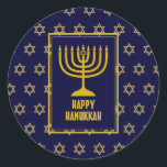 HAPPY HANUKKAH Star David BLUE Runder Aufkleber<br><div class="desc">Stilvolle festliche HANUKKAH Aufkleber mit Imitaten goldenem Stern von David als Hintergrundmuster. Teil der FESTIVE STARS Kollektion von Berean Designs.</div>