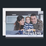 Happy Hanukkah Star der David Holiday Foto Card Feiertagskarte<br><div class="desc">Die stilvolle und niedliche Happy Hanukkah Star der David Holiday Foto Card ist perfekt für alle Ihre Freunde und Familie in dieser Feriensaison. Passen Sie den Text mit Ihrem Familiennamen und dem Jahr an und tauschen Sie das Bild gegen ein Foto Ihrer Kinder,  Haustiere oder der ganzen Familie aus.</div>