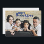 Happy Hanukkah Star der David Holiday Foto Card Feiertagskarte<br><div class="desc">Die stilvolle und niedliche Happy Hanukkah Star der David Holiday Foto Card ist perfekt für alle Ihre Freunde und Familie in dieser Feriensaison. Passen Sie den Text mit Ihrem Familiennamen und dem Jahr an und tauschen Sie das Bild gegen ein Foto Ihrer Kinder,  Haustiere oder der ganzen Familie aus.</div>