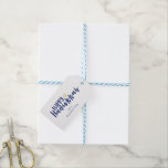 Happy Hanukkah Star des David Holiday Geschenktags Geschenkanhänger<br><div class="desc">Niedliche und lustige Happy Hanukkah Star von David Pattern Holiday Geschenketiketten sind perfekt für diesen Urlaub Geschenk Bedürfnisse. Diese Etiketten sind ideal für Weinflaschen,  Kekse oder andere hausgemachte Leckereien.</div>