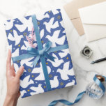 Happy Hanukkah Star von David Dove White Blue Geschenkpapier<br><div class="desc">Mit unserem Happy Hanukkah Packpapier mit Schneeflocken,  Star of David und Dove bereiten Sie sich auf Ihre Hanukah Feiern vor. Dieses Packpapier fügt Ihren Hanukah Geschenken eine besondere Touch hinzu. Verwöhnen Sie Ihre Liebe und Ihre Wünsche mit diesem exquisiten Verpackungspapier. Happy Hanukka!</div>